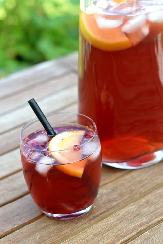Rezeptbild: Früchte-Eistee mit gefrorenen Beeren