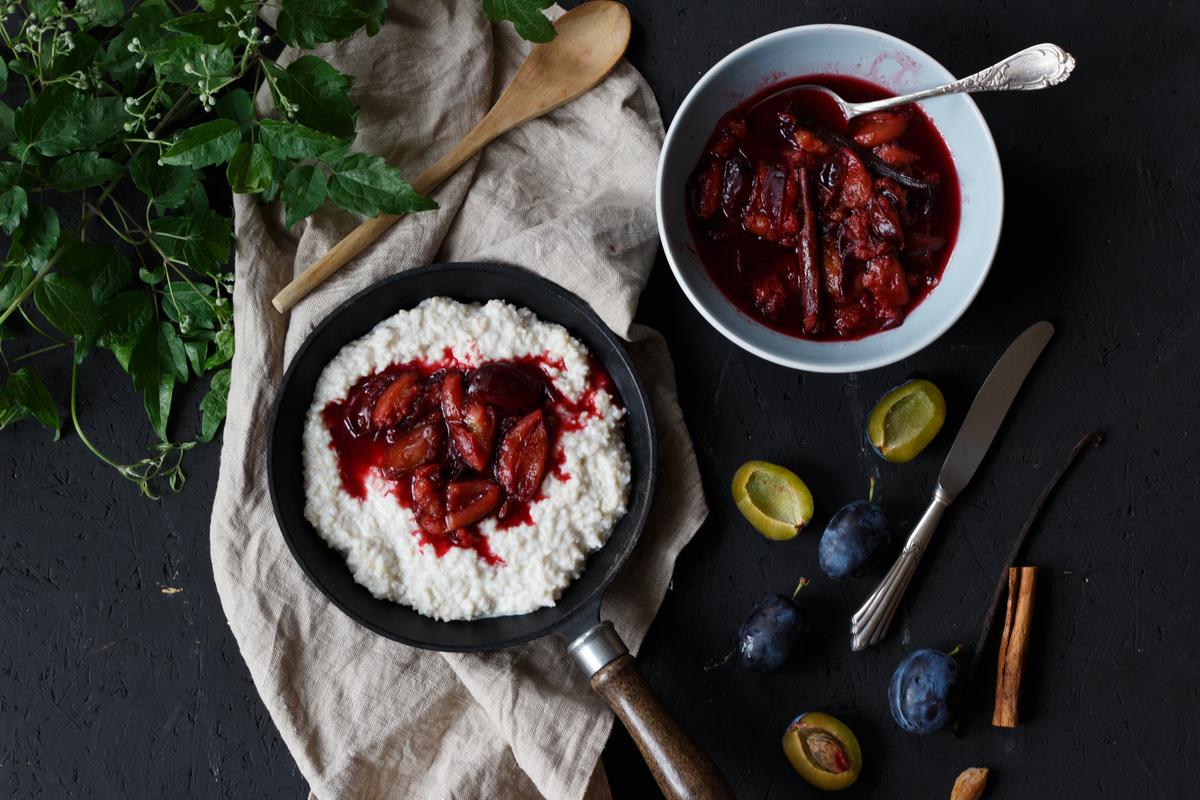 Rezeptbild: Veganer Kokosmilchreis mit pochierten Pflaumen