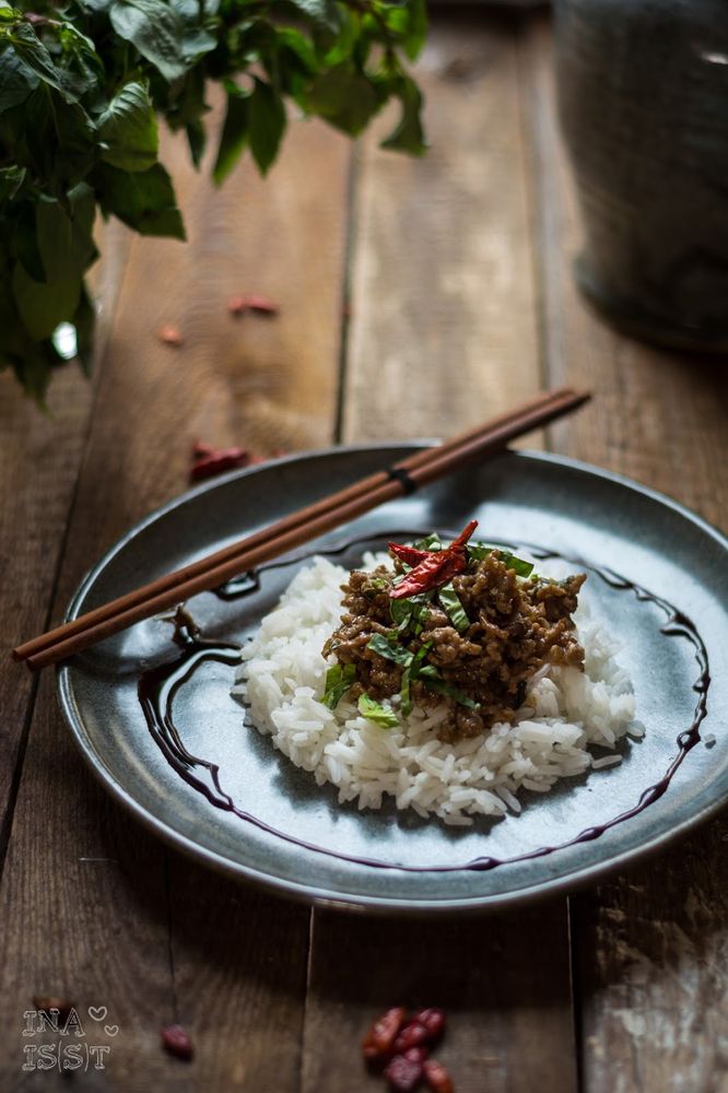 Rezeptbild: Asiatische Hackfleischpfanne mit Thai-Basilikum und Chili