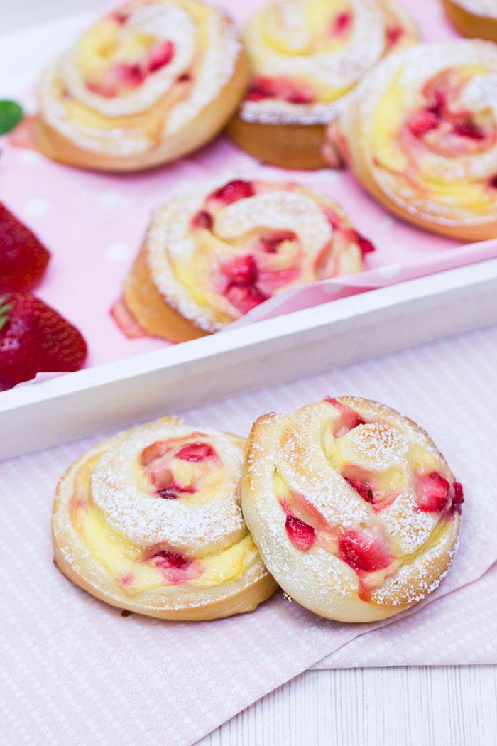 Rezeptbild: Erdbeer-Vanillepudding-Schnecken