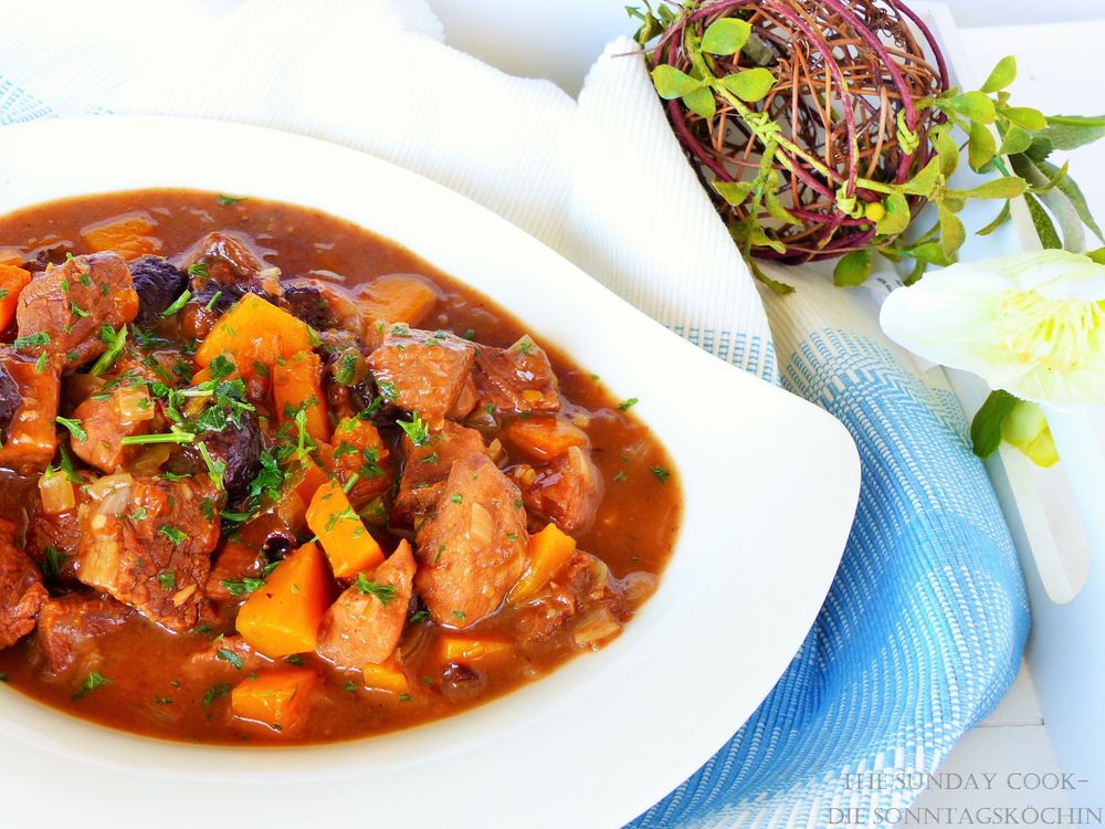 Rezeptbild: Ofengulasch mit Pflaumen und Kürbis