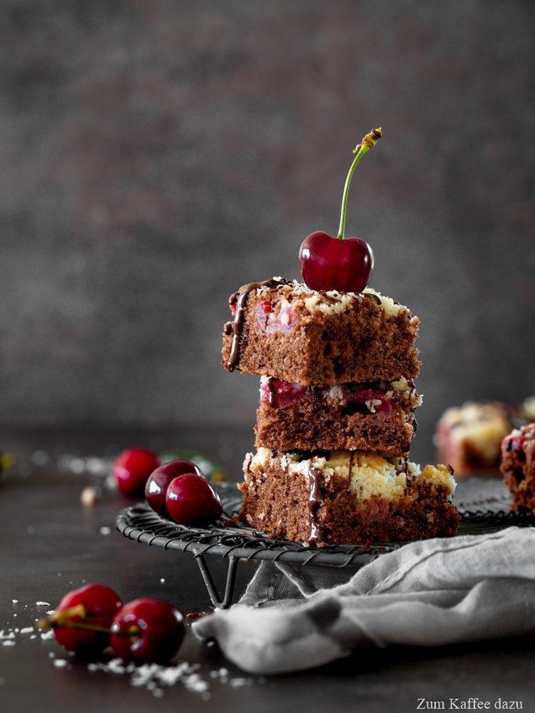 Rezeptbild: Schokoladenkuchen mit Kirschen und Kokosstreusel