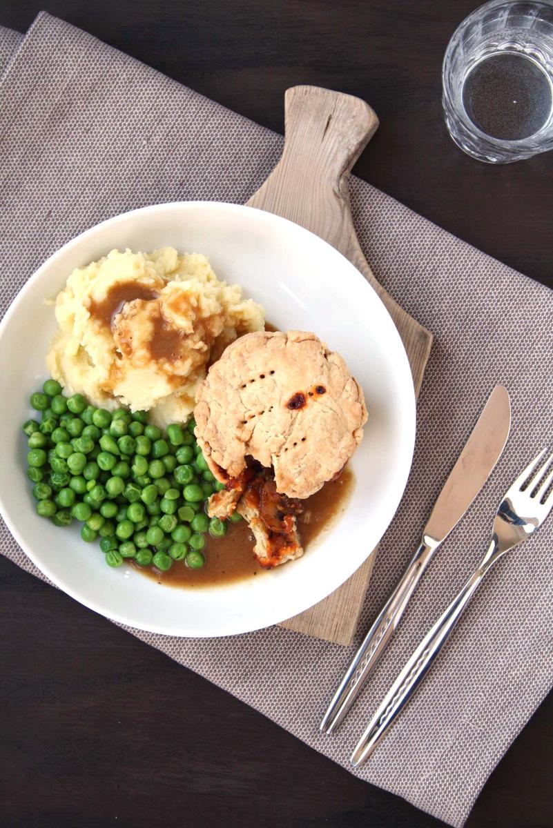 Rezeptbild: Vegane Mushroom & Beer Pies mit Bratensauce, Kartoffelpüree und Erbsen