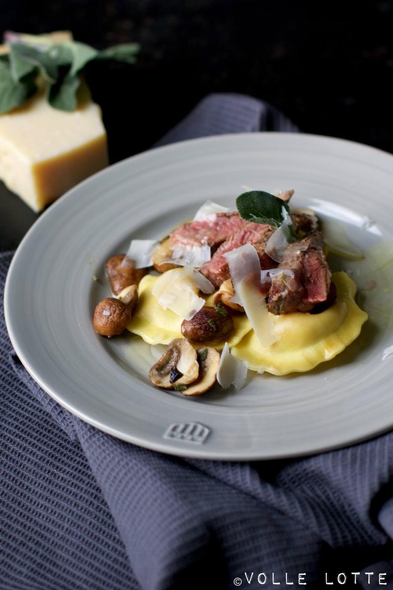 Rezeptbild: Gefüllte Pasta mit Ziegenkäse und karamellisierten Zwiebeln an Champignons, Rind, Salbei, Trüffelöl und Parmesan