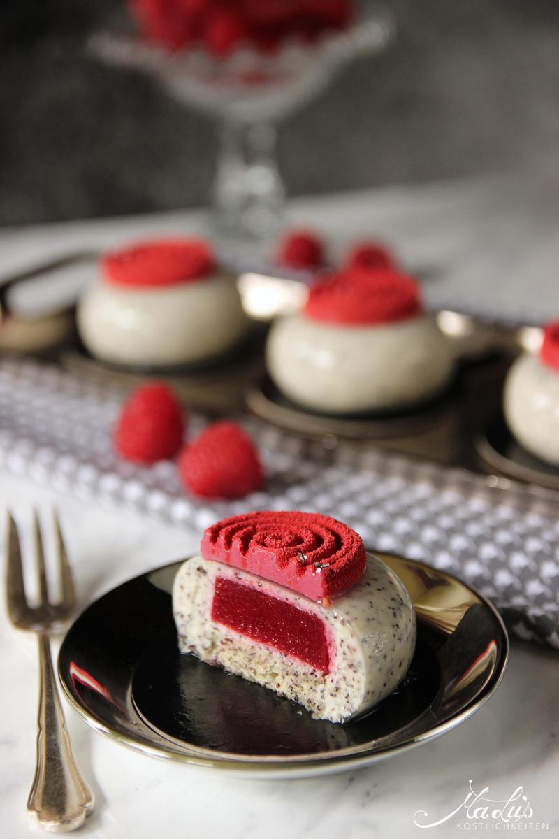 Rezeptbild: Mohn-Marzipan Törtchen mit Himbeerspirale