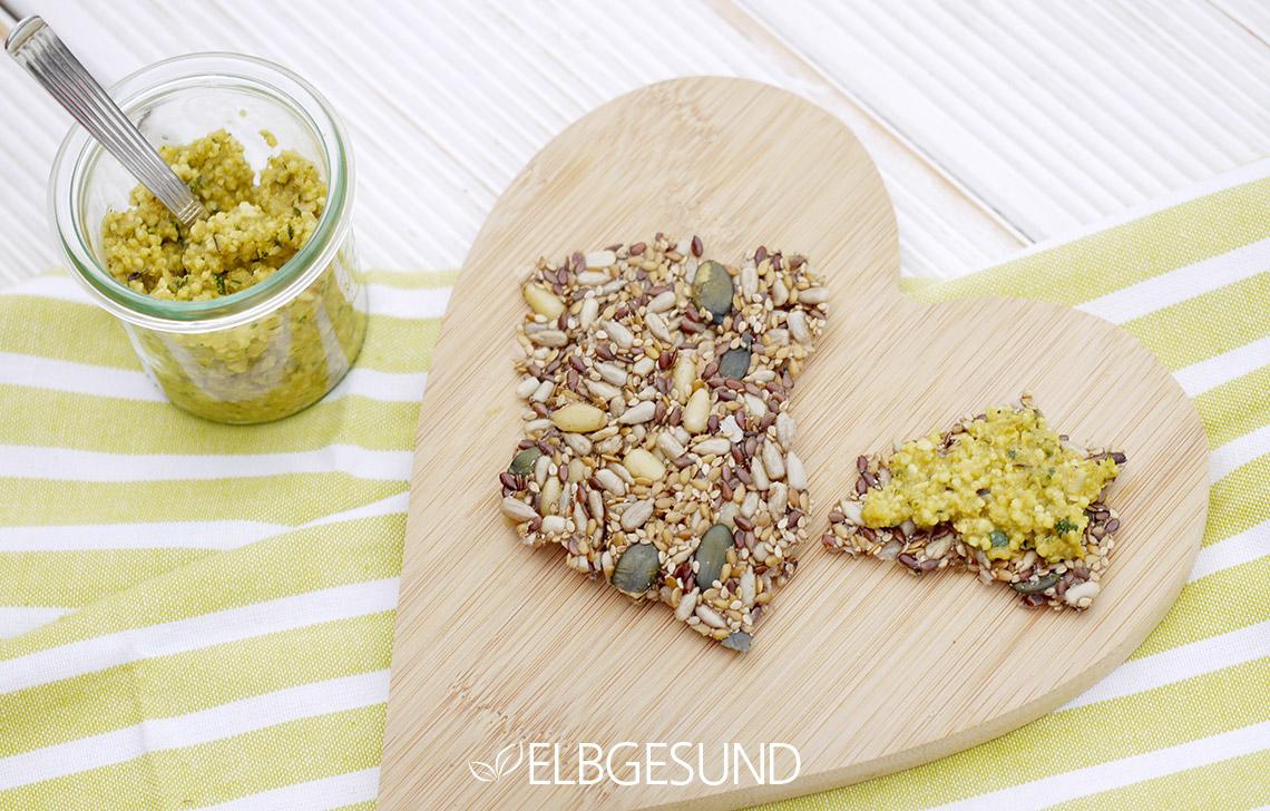 Rezeptbild: Zucchini-Aufstrich mit selbstgemachtem Knäckebrot