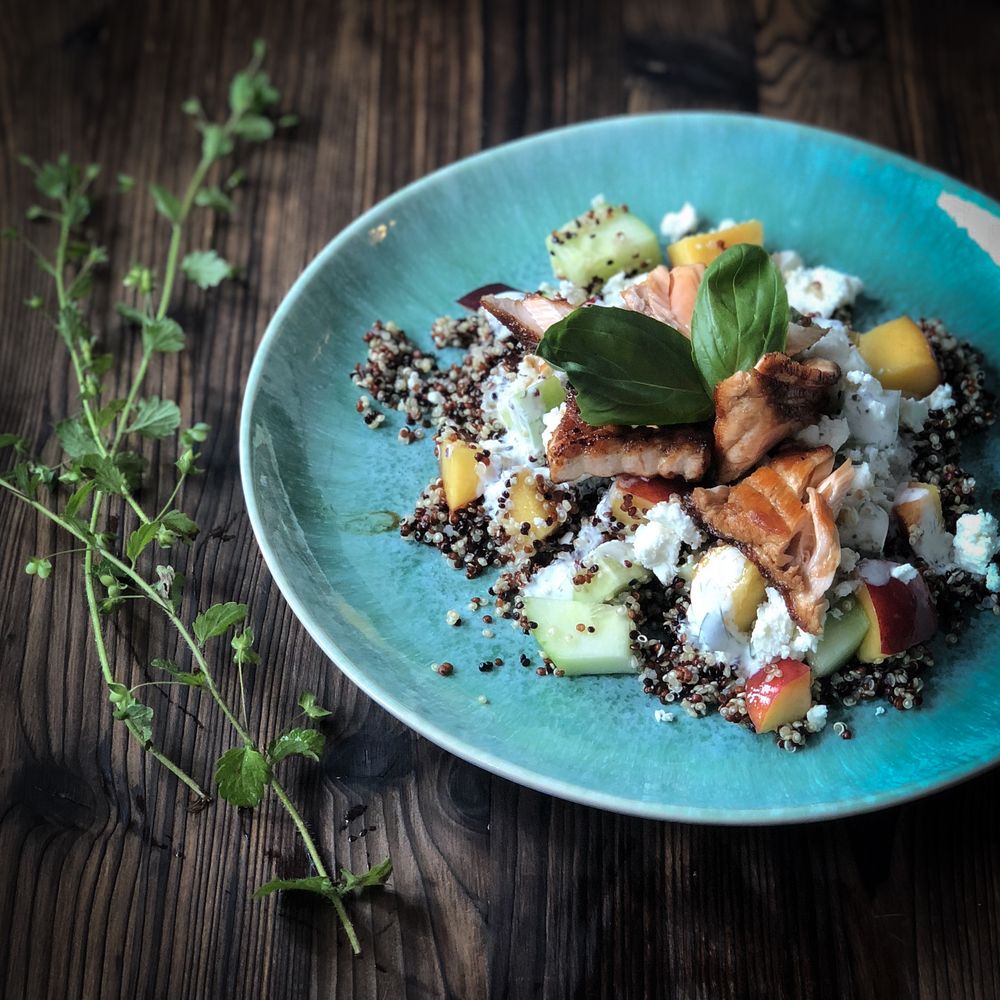 Rezeptbild: SOMMERLICHER QUINOASALAT MIT TERIYAKI LACHS