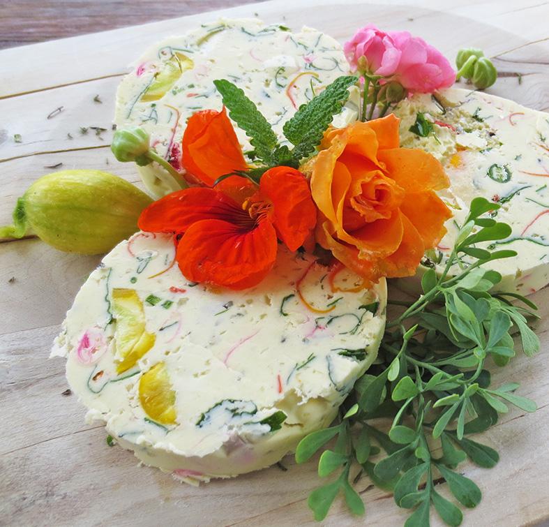 Rezeptbild: Kräuterbutter mit essbaren Blüten