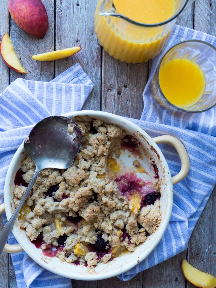 Rezeptbild: Pfirsich-Brombeer Haferflocken Crumble