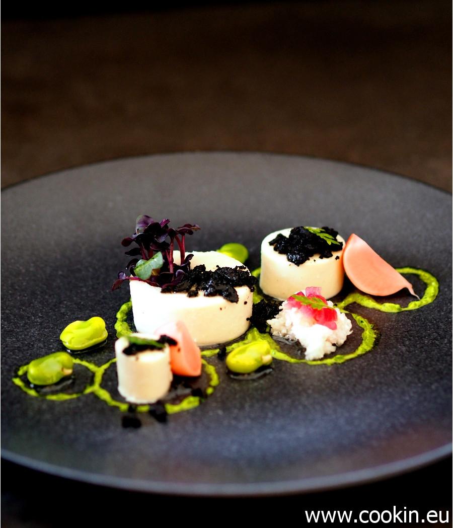 Rezeptbild: Blumenkohl-Panna Cotta, fermentierte Radieschen, Kerbel und Oliven