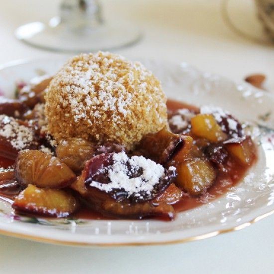 Rezeptbild: Mohn-Topfen-Knödel auf Zwetschkenröster.