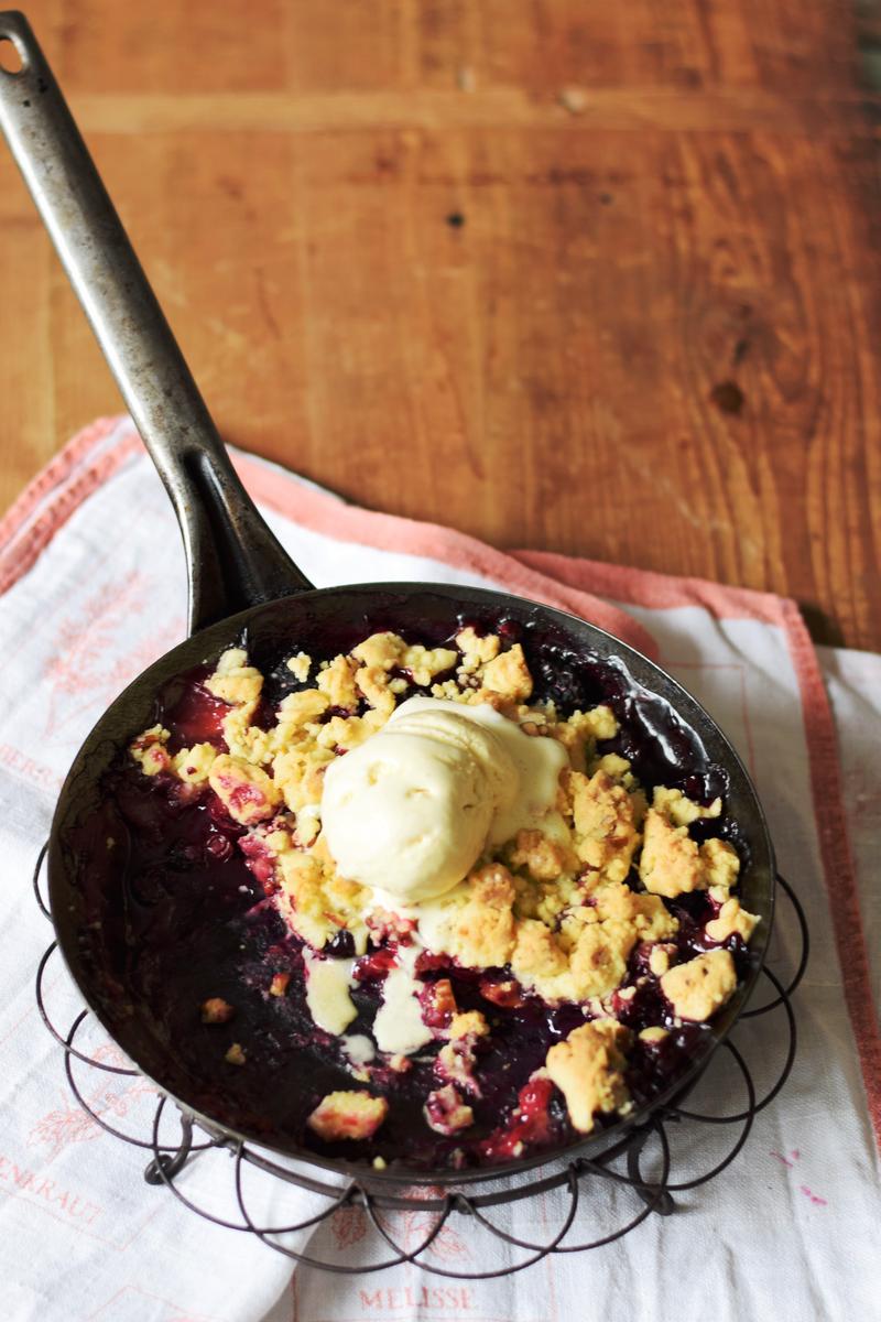 Rezeptbild: Sommer-Crumble mit Pfirsich und Beeren