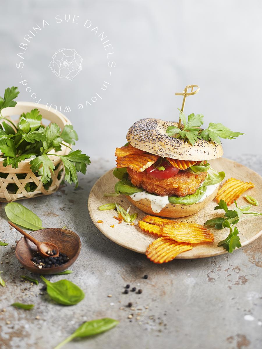 Rezeptbild: Koreanischer Kimchi Jeon Burger & Süßkartoffel Chips (vegan)