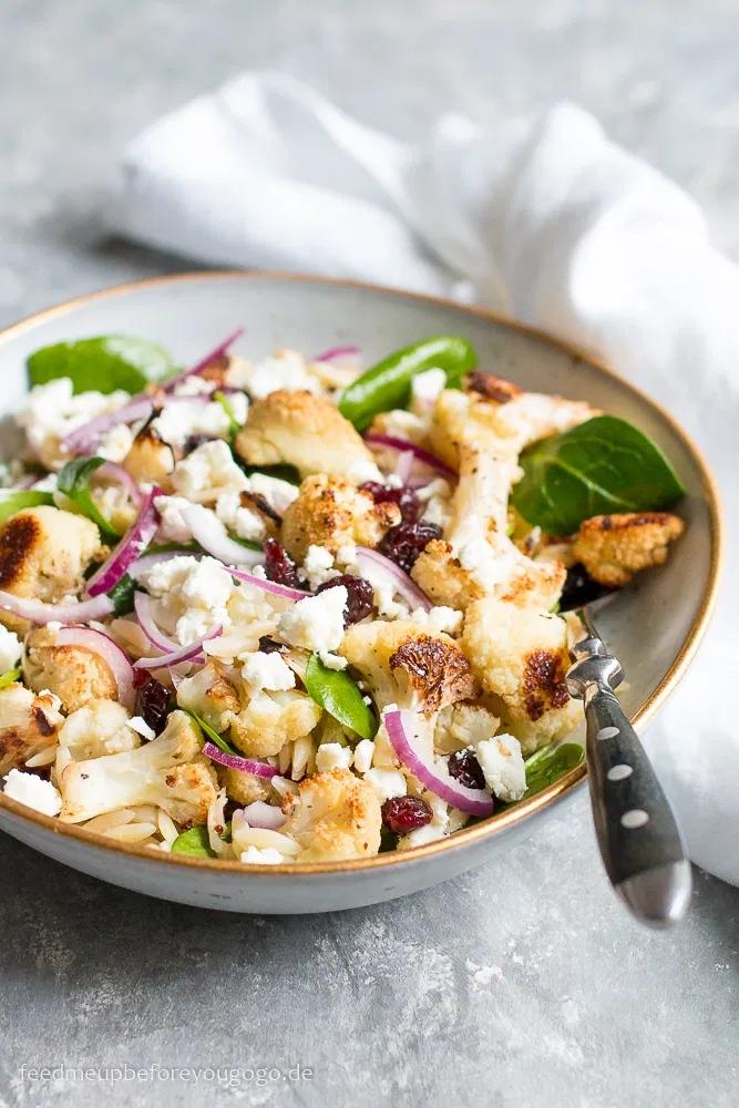 Rezeptbild: Orzo-Salat mit geröstetem Blumenkohl, Spinat und Feta
