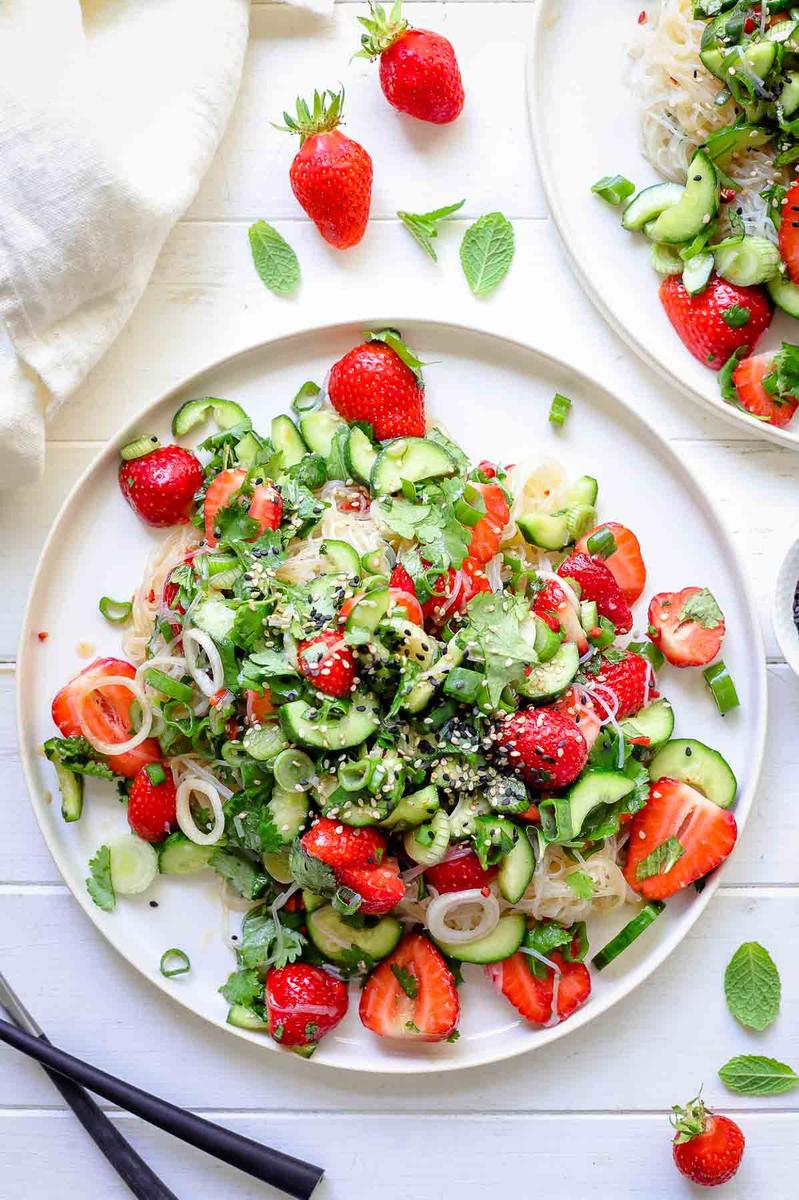 Rezeptbild: Glasnudelsalat mit Erdbeeren & Gurken