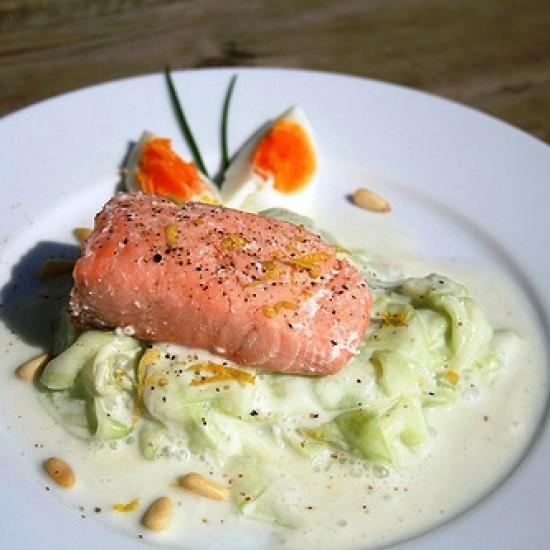 Rezeptbild: Lachs auf frischem Gurkensalat
