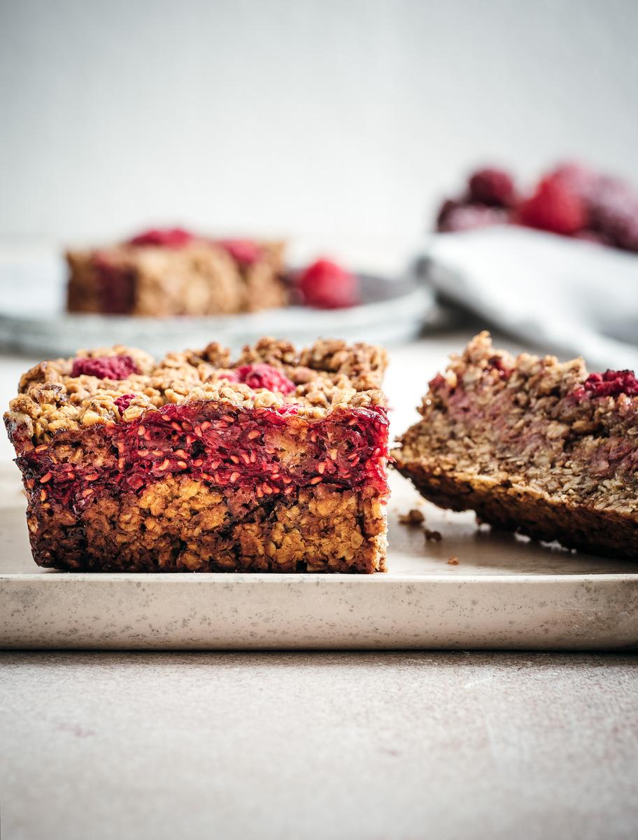 Rezeptbild: Schwedisches Haferbrot mit Himbeeren & Erdnussmus