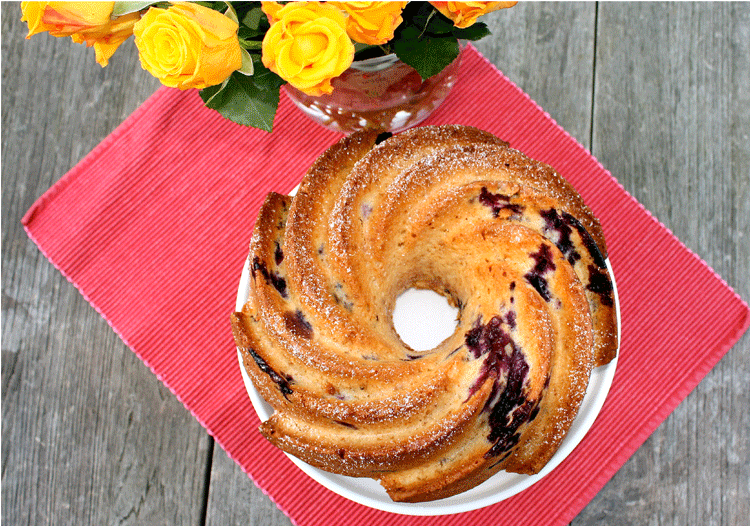 Rezeptbild:        Amarettini-Gugelhupf mit Blaubeeren