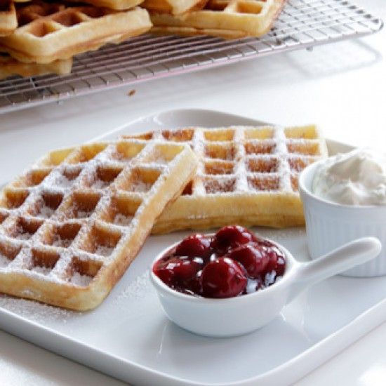 Rezeptbild: Belgische Waffeln mit Vanillekirschen und Sahne