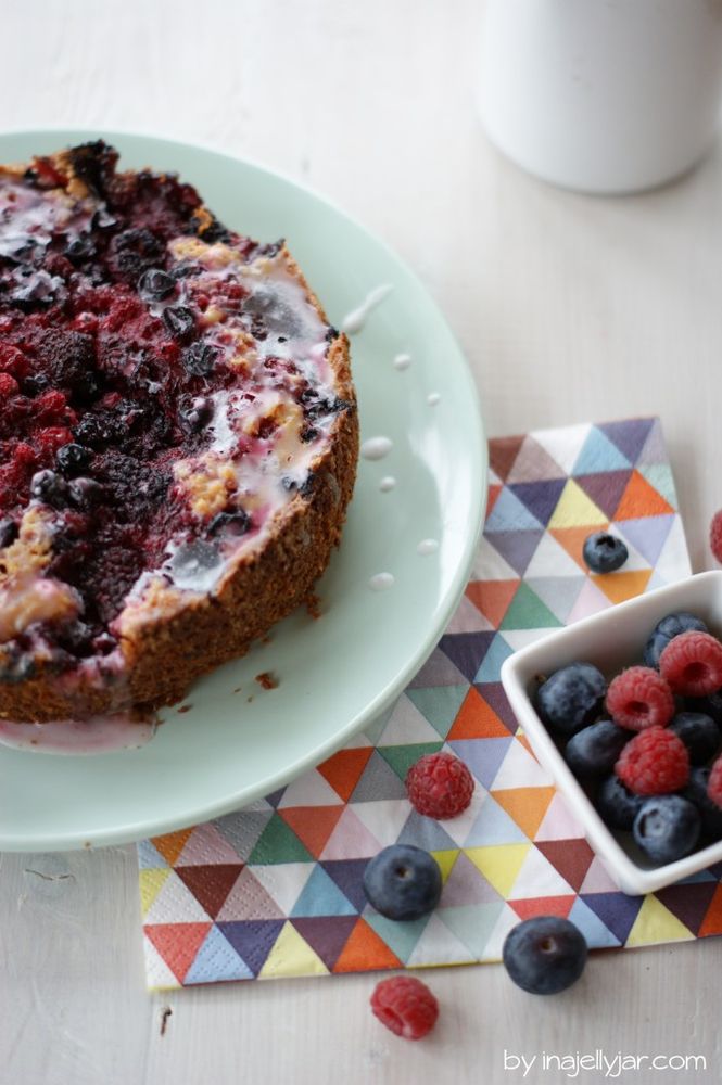 Rezeptbild: Himbeerkracherl-Kuchen mit Waldbeeren