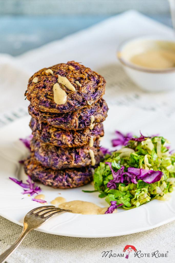 Rezeptbild: Rotkohl-Kartoffel-Bratlinge mit Erdnussdressing