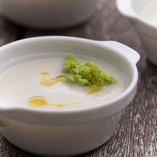 Rezeptbild: Kohlrabisuppe mit Erbsen-Cashew Pesto