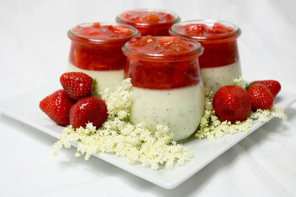 Rezeptbild: Panna cotta mit Mohn und Rhabarber-Erdbeerkompott