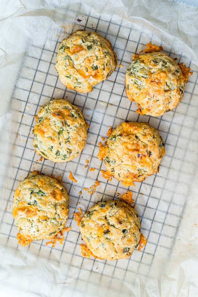 Rezeptbild: Herzhafte Käse-Frühlingszwiebel Biscuits