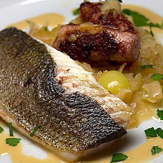 Rezeptbild: Sauerkraut mit Loup de mer, Fenchelsalsiccia und Calvados-Apfel-Sahne