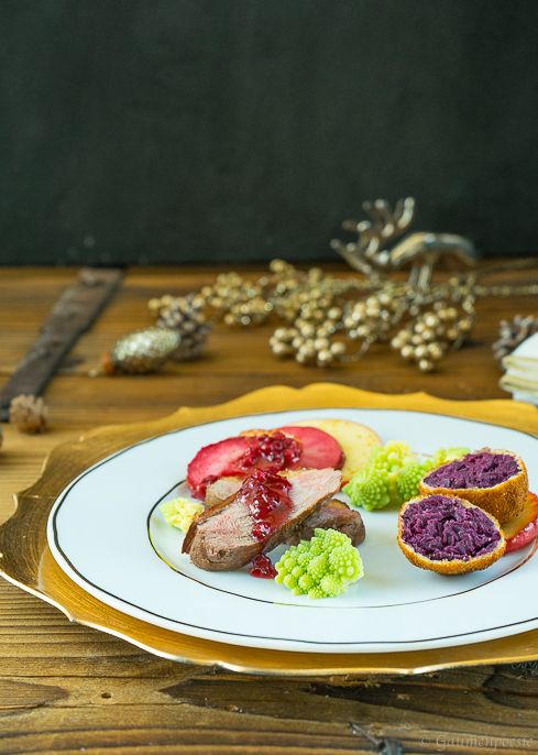 Rezeptbild: Entenbrust mit gebackenen Rotkohlknödeln