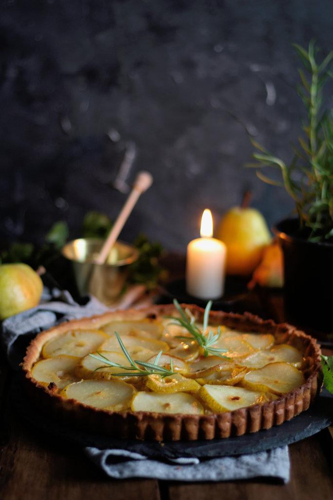 Rezeptbild: Birnentarte mit Rosmarin und Honig