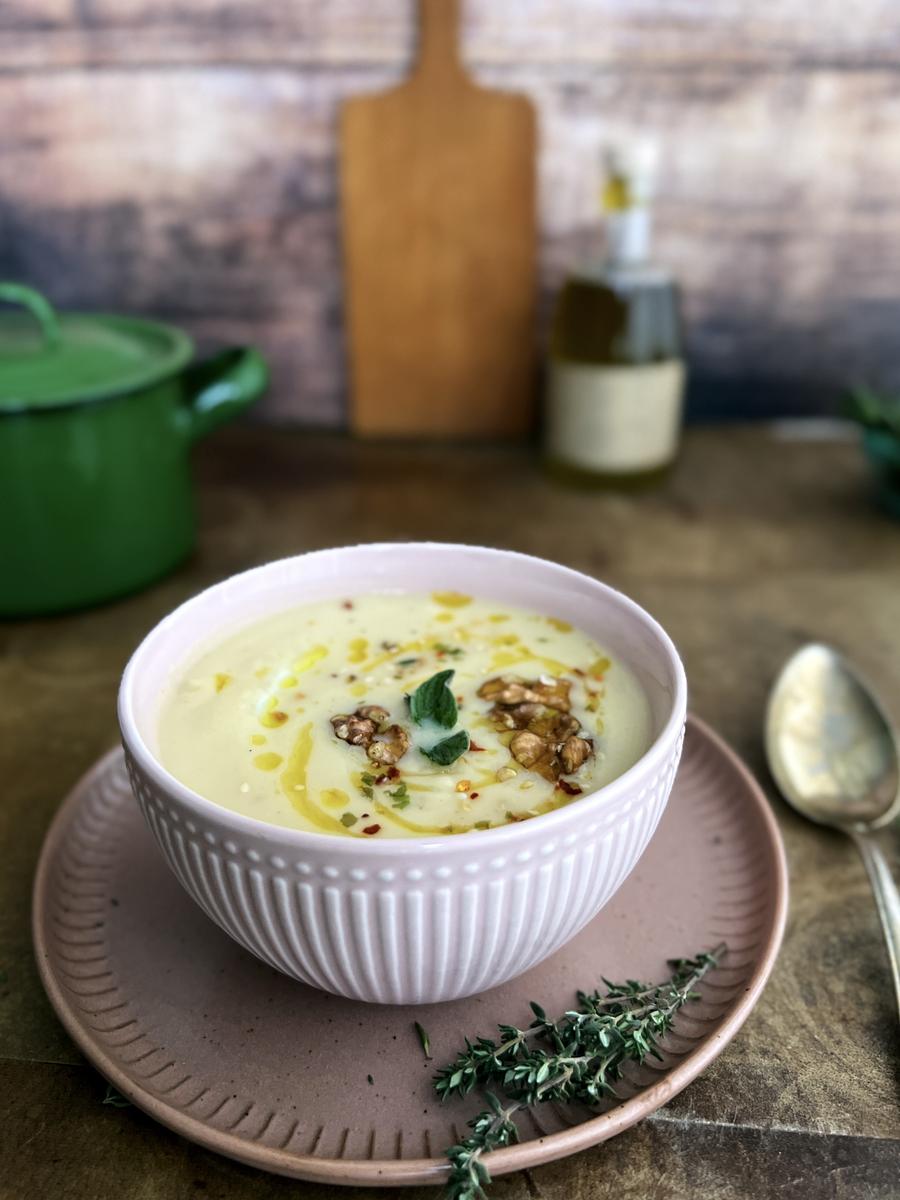 Rezeptbild: Apfel-Sellerie-Suppe mit Nuss- und Baconcrunch