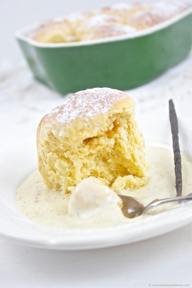 Rezeptbild: Buchteln mit Vanillesauce
