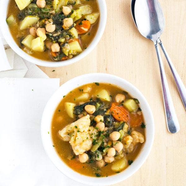 Rezeptbild: LEICHTES ROTES CURRY MIT KARTOFFELN UND KICHERERBSEN