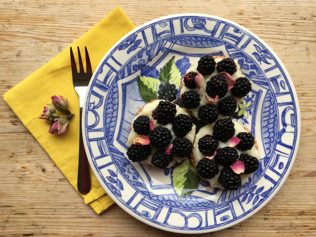 Rezeptbild: Tartelettes à la mûre et à la rose (Brombeeren-Rosen Tartelettes)