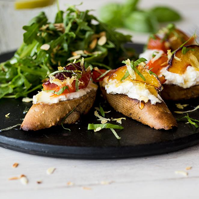 Rezeptbild: Ricotta-Crostini mit Pfirsich und Tomate