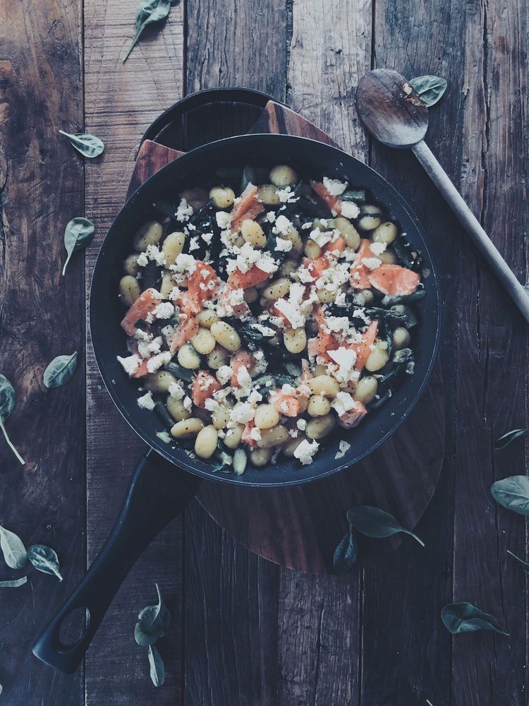Rezeptbild: GNOCCHI-PFANNE MIT SPARGEL, SPINAT & LACHS