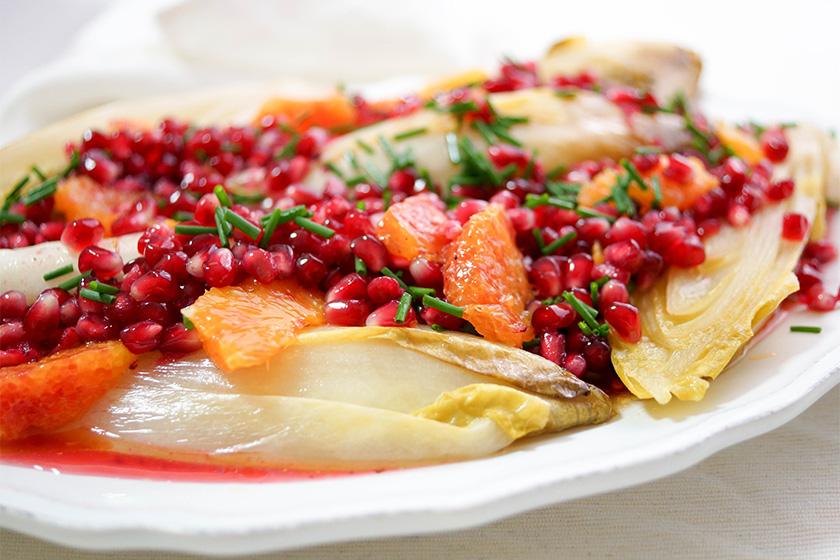 Rezeptbild: Chicorée gebraten mit Blutorange und Granatapfelkernen