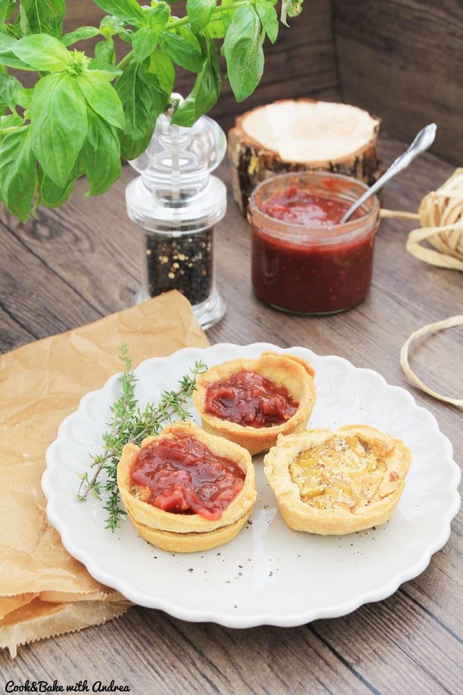Rezeptbild: Mini-Zwiebel-Quiches mit Chutney