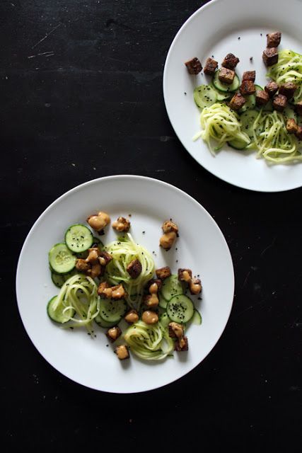 Rezeptbild: Gurkensalat mit Erdnuss-Tofu