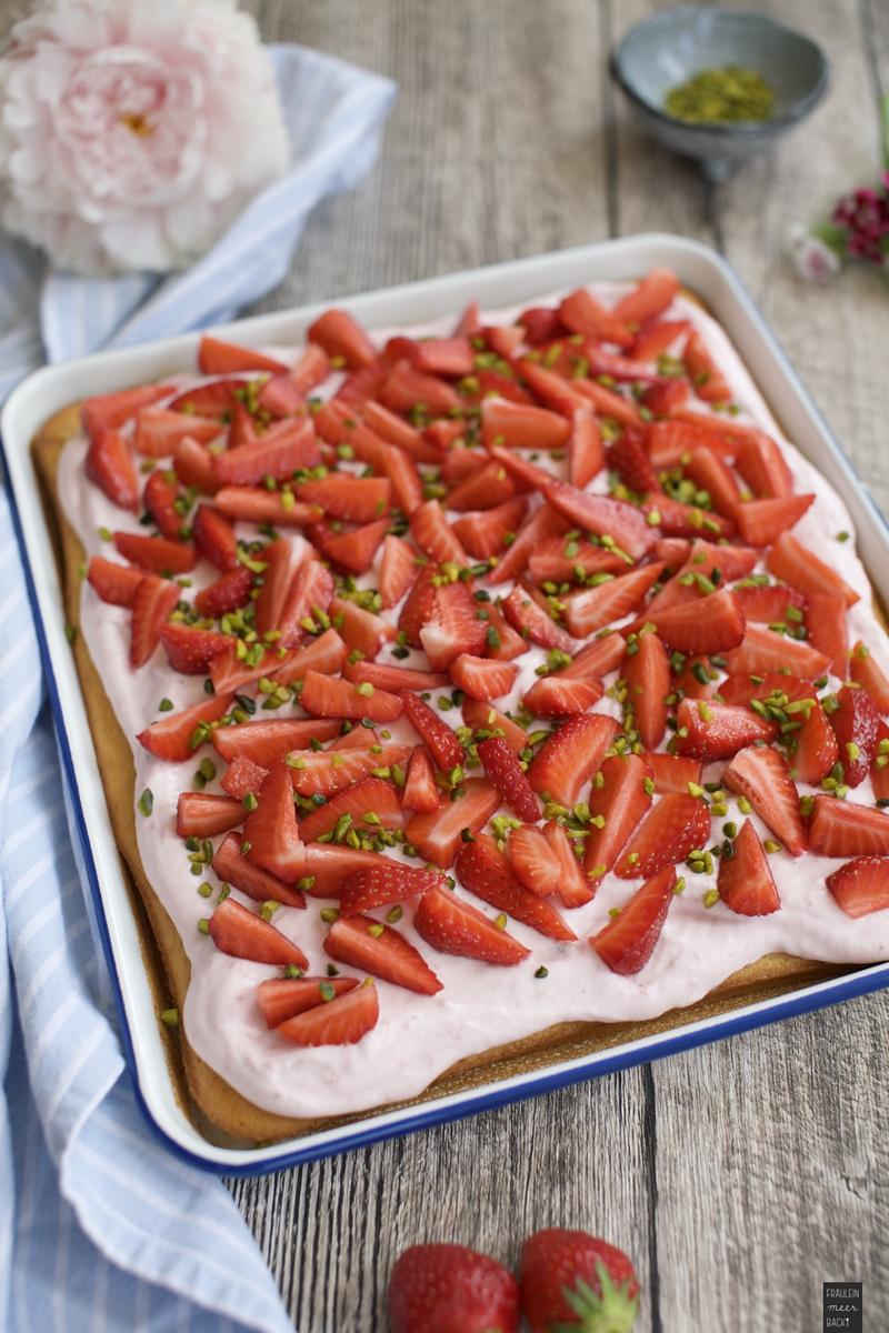 Rezeptbild: Erdbeer-Quark-Blechkuchen