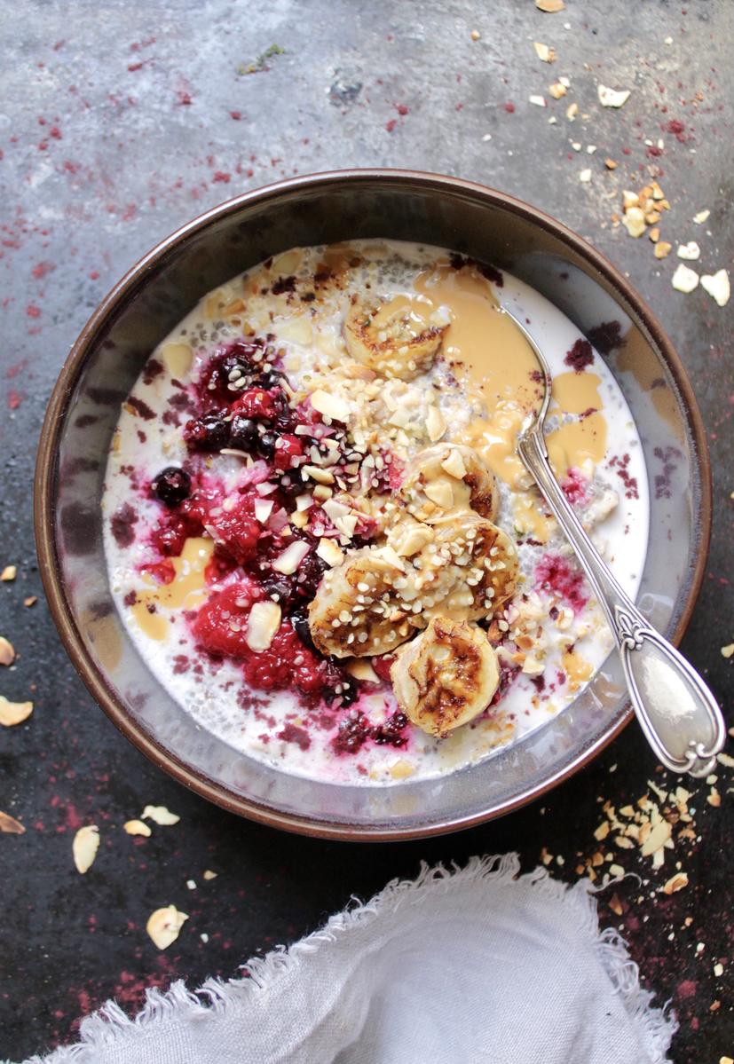Rezeptbild: Zuckerfreie vegane Bananen-Zimt Oatmeal-Bowl