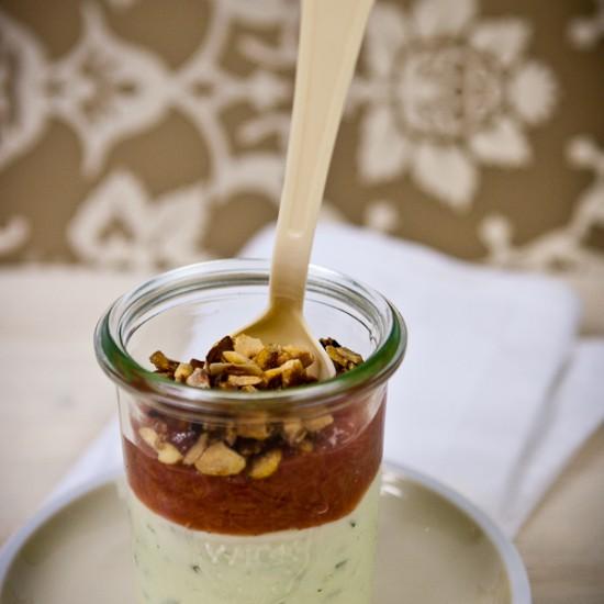 Rezeptbild: Estragon-Joghurt-Mousse, Rhabarber und Haselnusskrokant
