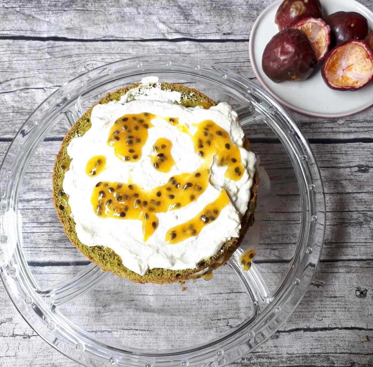 Rezeptbild: Minitorte mit Matcha-Biskuit und Maracuja