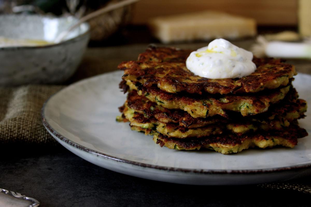 Rezeptbild: Zucchini-Parmesan-Puffer mit Kräuterquark