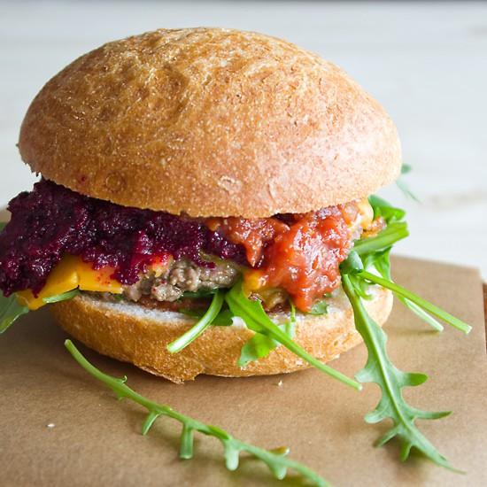 Rezeptbild: Burger mit Rote Beete Relish und Homemade Ketchup