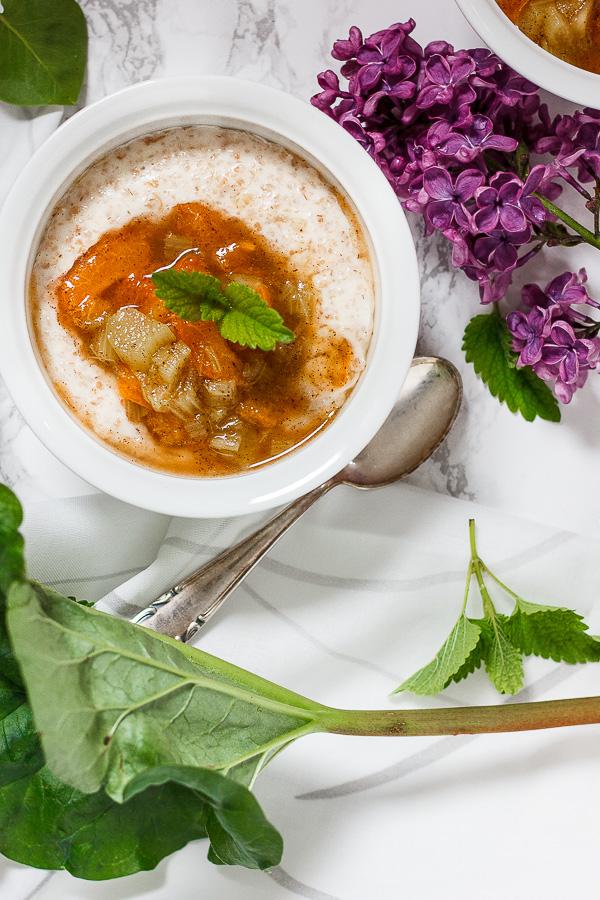 Rezeptbild: Dinkelporridge mit Rhabarber-Aprikosen-Kompott