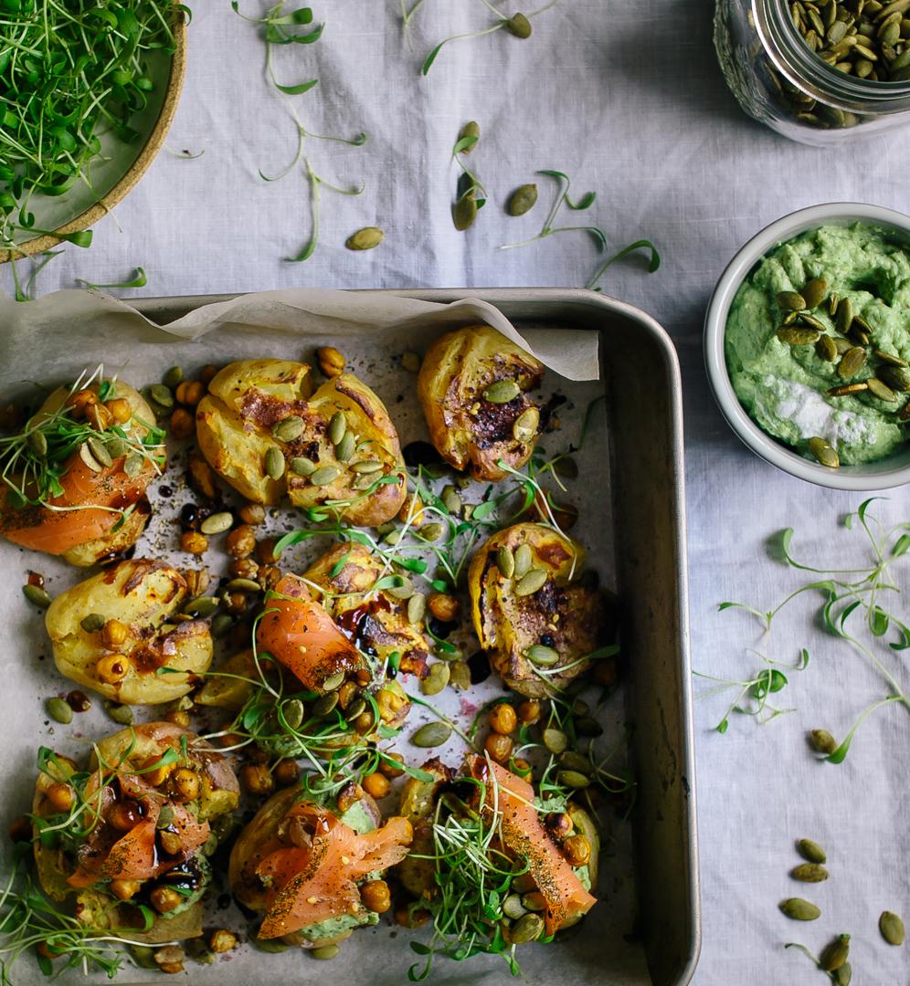 Rezeptbild: Smashed Pelkartoffeln mit Pesto und Lachs