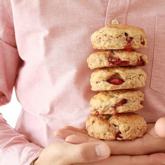 Rezeptbild: Haferflocken-Scones mit frischen Erdbeeren