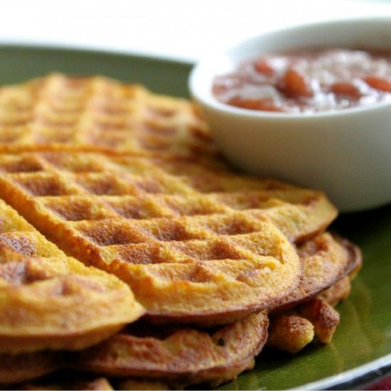 Rezeptbild: Quinoa-Kürbis-Waffeln mit Rhabarber-Grenadine-Kompott